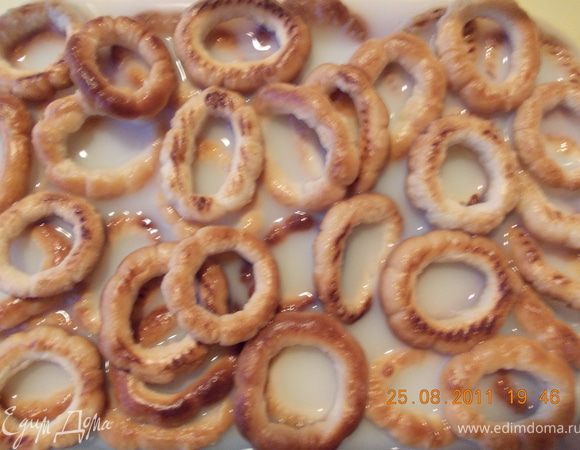 замачиваем сушки в тёплом молоке (у меня молока было оочень мало, я добавила воды) до набухания.