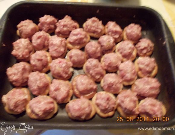 Набухшие сушки выкладываем на противень и начиняем фаршем