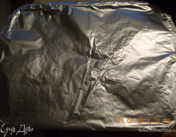 накрываем противень фольгой и отправляем в духовку, разогретую до 200градусов, минут на 15