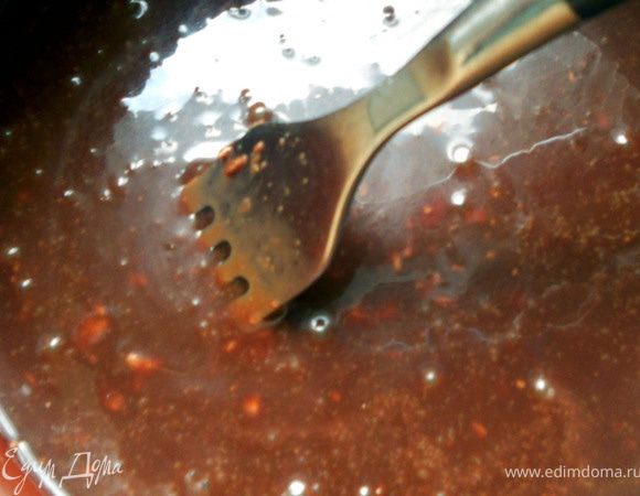 Шоколад с кленовым сиропом распустить на водяной бане, немного остудить.