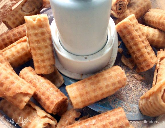 Вафли измельчить (часть отложить).