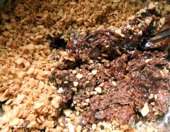 Соединить шоколадное драже, вафли, шоколадную массу, размешать. Сформировать конфеты, обвалять в вафельной крошке. До подачи хранить в холодильнике. ***Получились вкусные, хрустящие конфеты с шоколадно-карамельным оттенком! P.S Достаточно твердые, особенно после холодильника.Думаю, можно немного изменить текстуру, добавив немного сливок и до подачи дать постоять при комнатной температуре некоторое время***