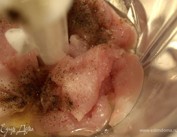 Разделайте грудку на 2 филе. Положите с белками в блендер, приправьте солью и перцем. Взбейте.