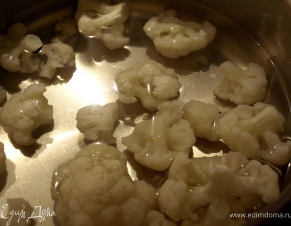 Цветную капусту разделите на соцветия, бланшируйте 3-5 минут в кипящей воде. Слейте.