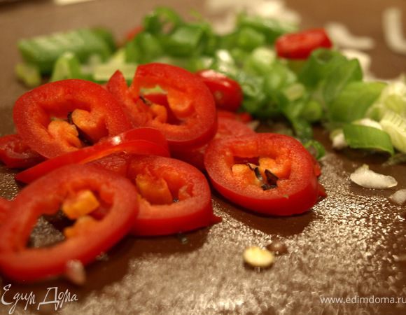 Перчик чили и зелёный лук измельчите.