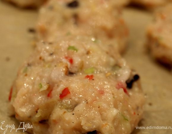 Сформируйте небольшие котлетки, выпекайте 15-20 минут. НО! проверьте готовность после 12 минут, в засисимости от духовки время приготовления варьируется. Могут получитсья суховатыми, если передержать.