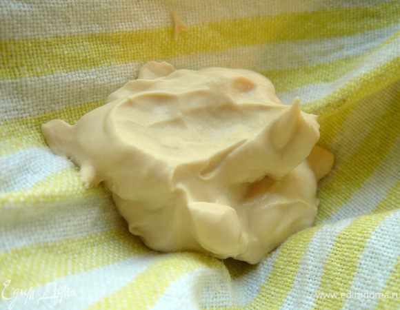 Сразу хочется заметить, что автор предлагает довольно долгий и сложный способ избавления ряженки от лишней сыворотки. Но у нас с вами есть полезные советы Юлии Улицкой, одним из которых я и воспользовалась. Итак, чтобы получить густую ряженку (консистенция 20% сметаны), следует на сито выложить хлопковое или льняное кухонное полотенце(!), а под сито поставить какую-нибудь ёмкость для стекающей сыворотки. Затем на это полотенце вылить ряженку и убрать всю эту конструкцию на ночь в холодильник или соединить края полотенца и подвесить его на 4-5 часов над миской. Из сыворотки можно приготовить блинчики. Из 1 л ряженки (=1 кг) выйдет около 400 г готового продукта. Этого количества хватит на 4 порции по 150 мл каждая.