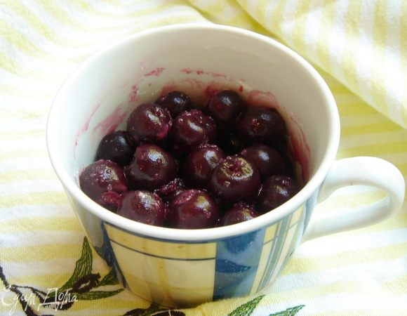 Из вишни (40 шт.) удалить косточки и,если ягоды сочные и кисловатые, присыпать их крахмалом (2-3 ч.л.) и сахаром.