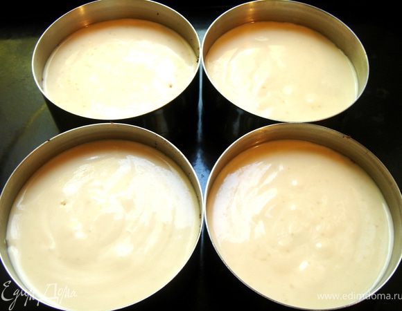 Яйца смешать(не взбивать)с сахаром,затем добавить остальные ингредиенты.Массу выложить в формочки на вишню и шоколад.