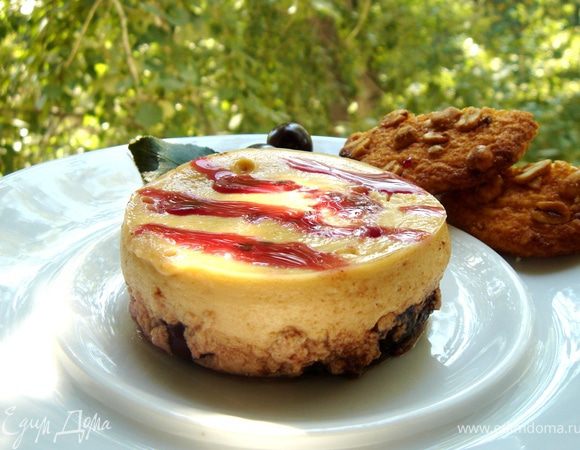 Готовый крем можно полить вишнёвым или шоколадным сиропом. Дополнительно к десерту можно подать печенье или бисквиты. Приятного аппетита!