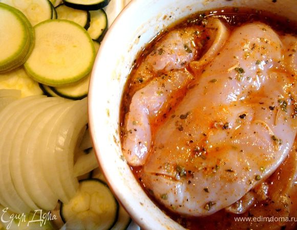 Куриные грудки замариновать в смеси оливкового масла(2-3 ст.л.),лимонного сока и пряностей(соли,перца,паприки и орегано).Дать настояться в течении 30 минут,затем быстро обжарить.