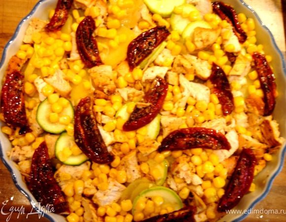 В форму выложить тушёные овощи,кусочки курицы и помидоры.Смешать яйца с натёртым сыром и залить этой смесью овощи.Запечь в духовке при t180*С до готовности.Готовый омлет можно посыпать лепестками пармезана.Подавать со свежими овощами.Приятного аппетита!