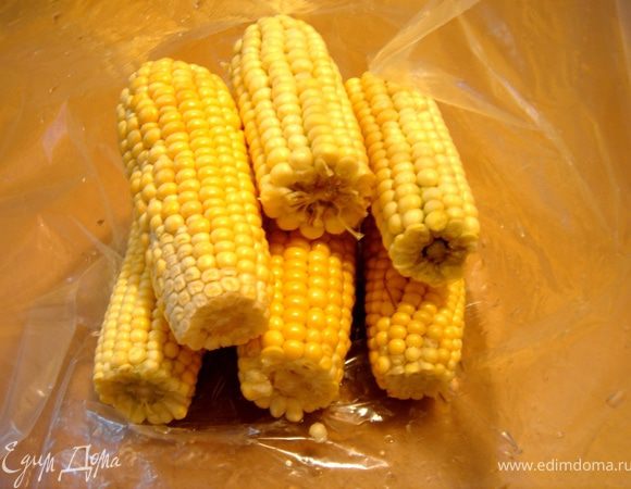 Если вы стали счастливым обладателем молоденькой кукурузы,то смело запекайте её в духовке в том,в чём вы обычно её запекаете:в фольге,в пергаменте или в пакете для запекания.Я обычно запекаю в стеклянной форме,прикрывая фольгой или пергаментом.Если вам досталась"взрослая"особь,то лучше её хорошенько проварите в подсоленной воде.
