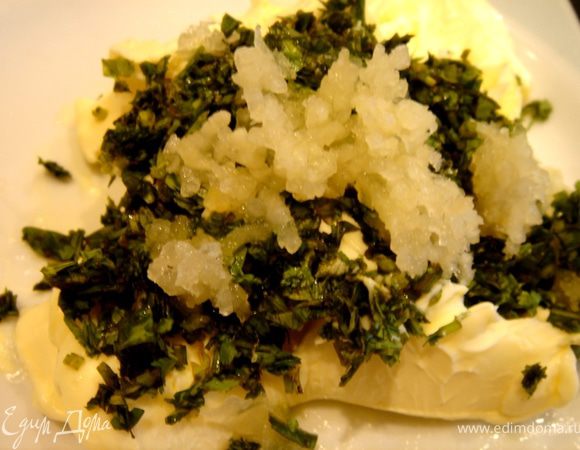 Тем временем приготовьте зелёное масло.Для этого смешайте размягчённое сливочное масло с измельчённым чесноком и пряными травами,которые вам по вкусу(я добавляю кинзу,базилик и зелёный лук).Посолите масло.Выложите его на фольгу или целлофан и уберите в морозильную камеру.