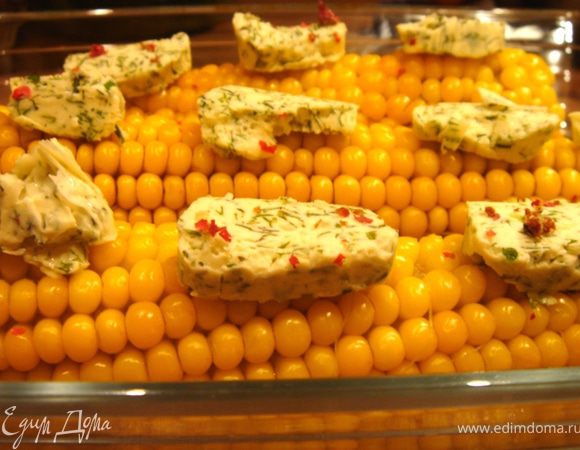 На готовую кукурузу выложите зелёное масло и присыпьте небольшим количеством перца.Запекайте 7-10 минут.Подавайте,как самостоятельное блюдо или,как гарнир к мясу.Приятного аппетита!