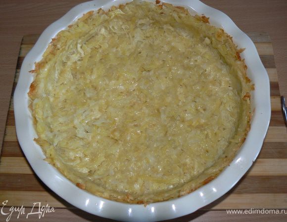 Натереть картофель на крупной тёрке,(лишнюю жидкость отжать) смешать с маслом,яйцом и сыром. Выложить в форму, плотно прижав к стенкам и дну формы.
Выпекать в духовке 30 минут .