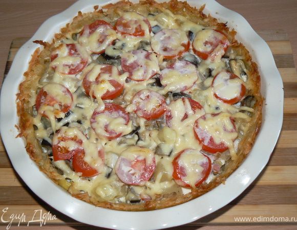 Достать картофель из духовки и слегка выровнять края картофельной основы, Посыпать основу сыром, 2 ст л. Выложить начинку на картофель, слегка прижать ложкой ,залить яйцом с молоком,сверху уложить помидоры,посыпать сыром.
Выпекать еще 20-25 минут, (если картофель пригорает по краям, его можно накрыть фольгой).