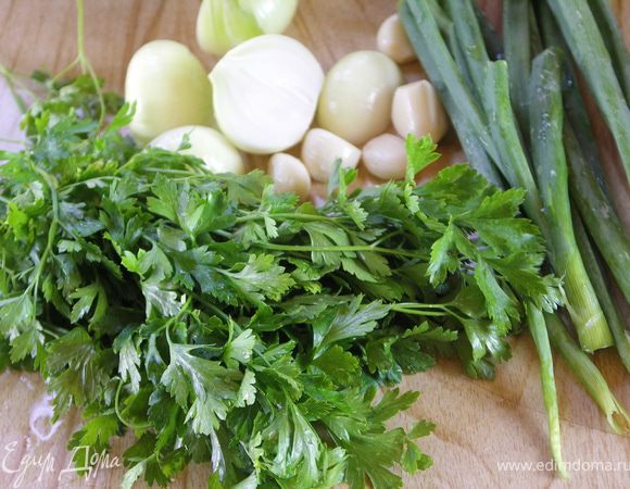 Чеснок,петрушку и зелёный лук мелко порежем..