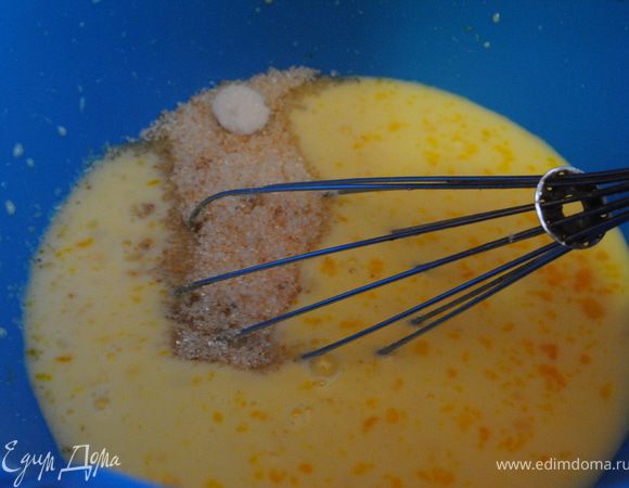 Взбить яйца, молоко, сахар .