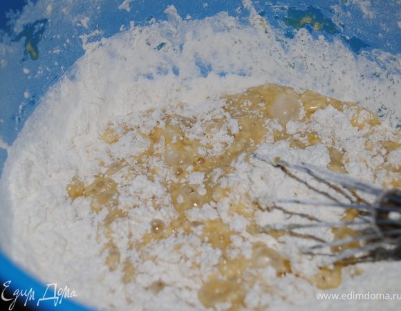 добавить муки изамесить тесто.