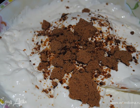 Творог сбить в блендере, добавить сахар, я добавляла коричневый сахар.