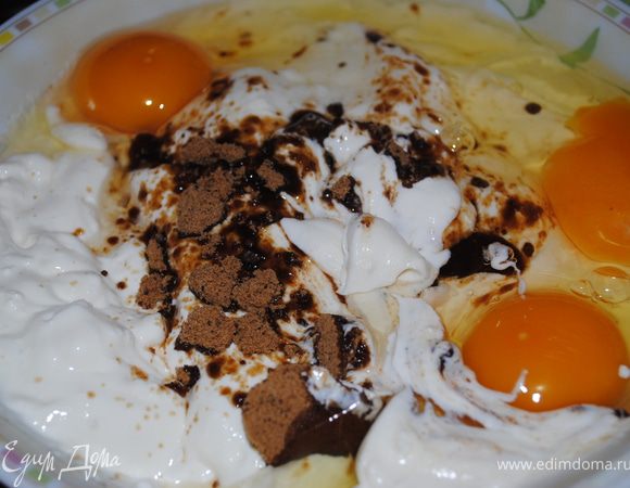 Вбить яйца, добавить ванилин и перемешать