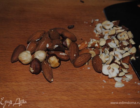 Орехи порубить , изюм запарить