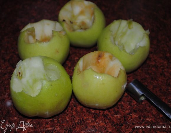 У я блок специальным ножом выбрать середину и каждое яблоко притрусить сахаромм или медом.