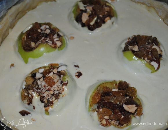 и залить творожной массой. Выпекать 1 час на медленном огне.