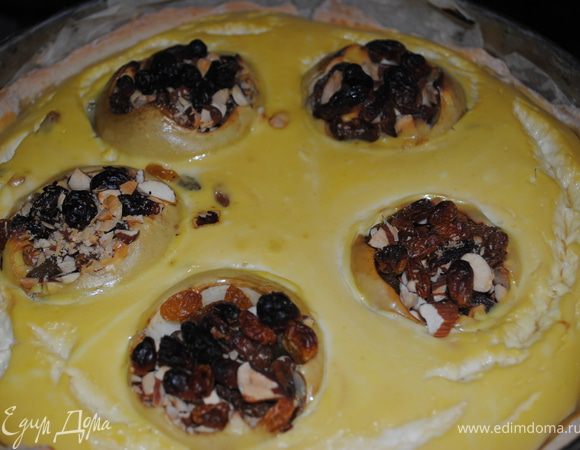 Когда пирог готов, охладить и сверху залить желе для тортов.