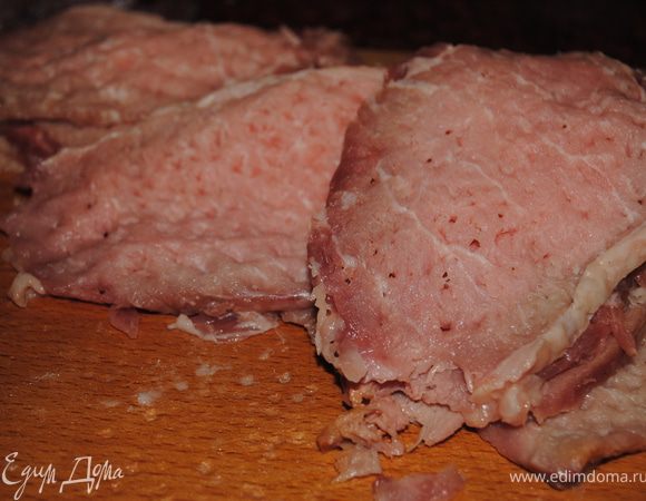 Мясо порезать на кусочки и отбить с двух сторон., Посолить, поперчить.