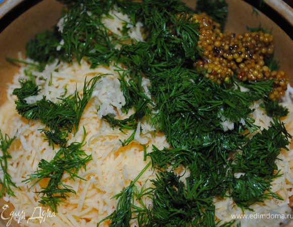 Творого, тертый сыр, зелень, чеснок и майонез перемешать. Майонез только нужен чтобы масса хорошо держалась.