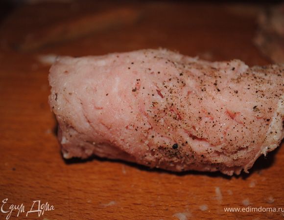 и сварачиваем рулетиком, что бы не роспадалось, скрепляем зубочисткой или кулинарной ниткой.