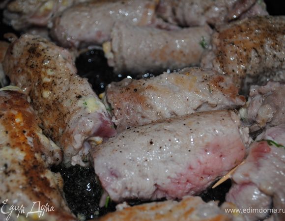 Нагреть сковородку, налить масла и хорошенько обжарить с двух сторон.