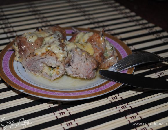 Подавать горячимим, полив рулетики немного соусом, в котором они тушились