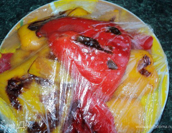 Перец очистить от семян и плодоножек, разрезать на три части, поджарить на растительном масле с двух сторон ( можно перцы целиком испечь в духовке). Сложить горячие перцы в полиэтиленовый пакет, дать постоять минут 15, затем очистить от шкурки.                                                                                                                                       