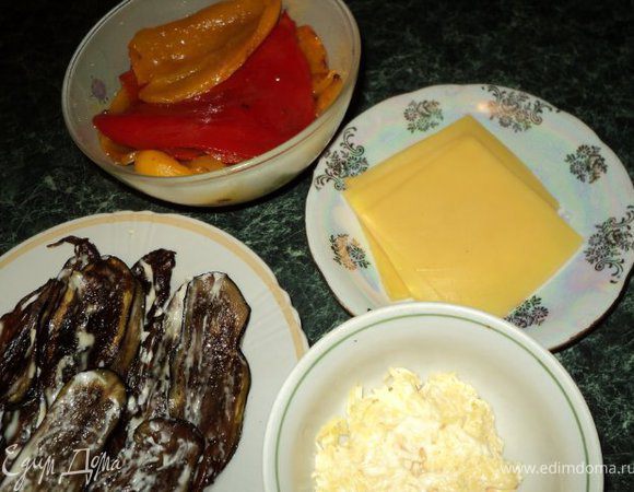 Перец залить маринадом из сахара, бальзамического уксуса, соли на 10-15мин, затем маринад слить, пластинки перца просушить салфеткой.
70гр сыра потереть на мелкой терке, добавить пропущенный через чеснокодавку зубчик чеснока, немного майонеза( чтобы была густая консистенция), перемешать, накрыть пищевой пленкой, поставить в холодильник. Остальной сыр порезать тонкими квадратными пластинками.
Баклажан порезать тонкими пластинка, посыпать солью, через 10 мин промыть водой, отжать и пожарить до золотистой корочки. Пластинки немного смазать майонезом с одной стороны.
