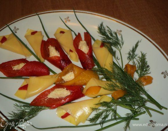 «Каллы» разложить на блюдо букетом, украсить перышками зеленого лука, веточками укропа.