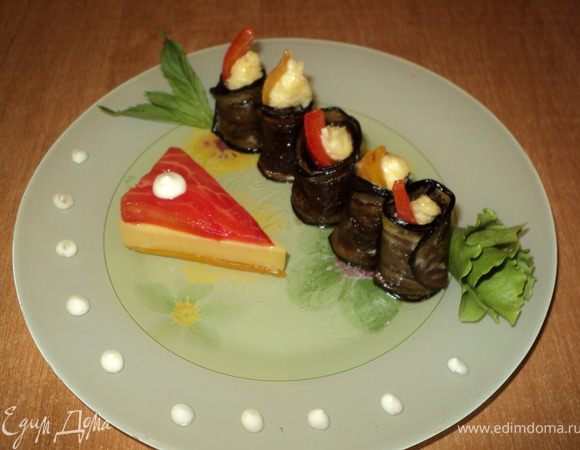 « Рулетики из баклажан»: на пластинку баклажана положить чайную ложку сыра с чесночком, кусочек перца, свернуть рулетиком. Установить на блюдо. Украсить.
