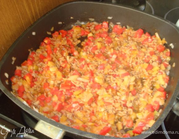 Обжарить на оливковом масле фарш,добавить туда лук,обжарить,потом добавить перец,помидор.Все обжарить и добавить кетчуп или томатную пасту и чеснок..Немного обжарить постоянно помешивая,посолить и поперчить