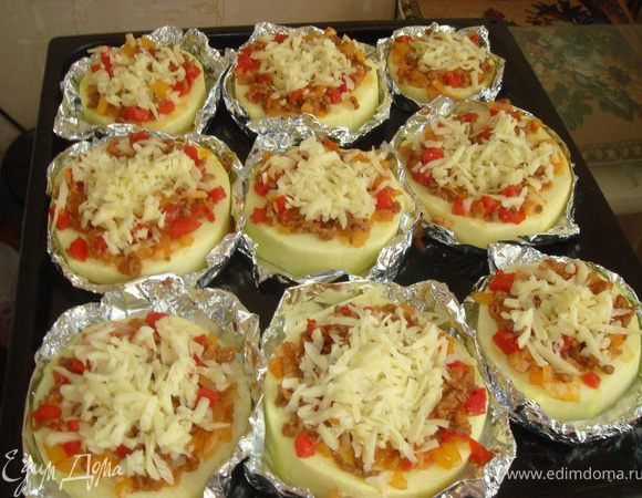 Выложить фарш на кабачки,посыпать тертым сыром и поставить в духовку минут на 15-20 до готовности