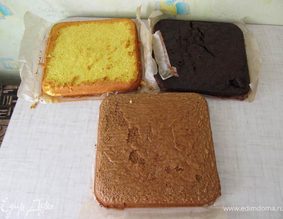 Выпечь 2 бисквита. Миксером взбить яйца с сахаром до увеличения обьема в 2-3 раза, всыпать муку и перемешать деревяной лопаткой (так как от миксера плохо подыметса бисквит). Другой бисквит взбиваем точно также+какао. Выпекаем при температуре 180 гр до чистой зубочистки. Дно емкости обезательно застелить пекарской бумагой.