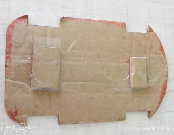 Далее из картона надо вырезать вот такой шаблон. Я сначала рисовала на листе в клеточку, вырезала и перенесла на картон