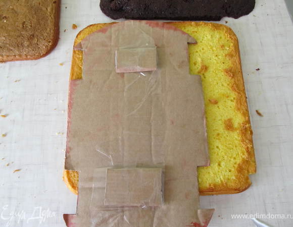 Бисквиты перерезать пополам и по шаблону вырезаем 3 шт, чередуя светлый корж и темный.