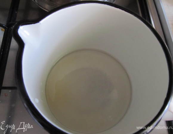 Варим пропитку: воду прокипятить с сахаром в пропорции 2:1, когда остынет добавить коньяк.