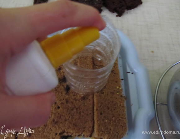 Этим сиропом пропитать наши коржи. В этот раз я попробовала по новому методу. Вымыла бутылочку с прыскалкой, налила туда сироп и опрыскивала, чтобы сироп не летел куда попало из пластиковой бутылки вырезала такую трубочку.