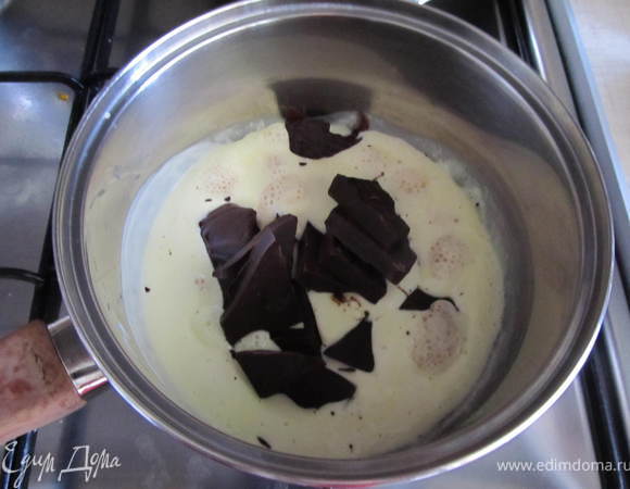 Крем №1:Сливки закипятить, добавить шоколад, варить до однородной массы.