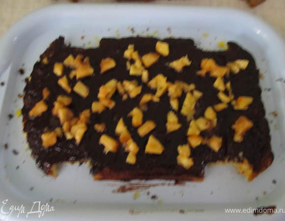 Посыпать нарезаными персиками