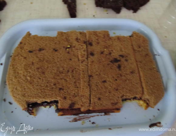 Теперь темный корж перерезать пополам и положить на светлый, немного забегая в перед, и переднюю и заднюю часть, а середину заложить обрезками бисквита