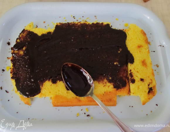 Складываем будущую машину: сначала светлый корж. Намазываем остывший крем